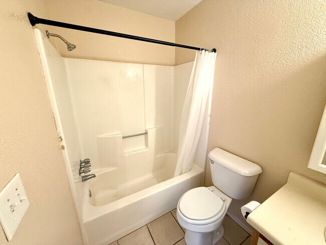 Building Photo - Cute 3 Bedroom 2 Bathroom House in Hualapa...
