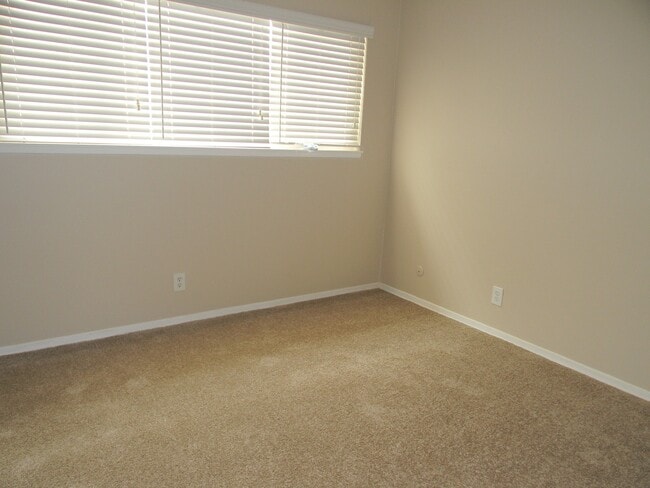 Building Photo - 352 S Pine St