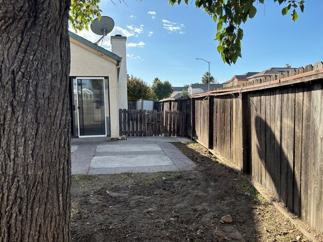 Building Photo - Oakley Single Story with Community Pool!