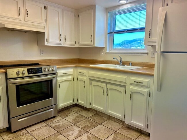 Building Photo - 2 Bedroom 1 Bath Near Downtown Available 8...