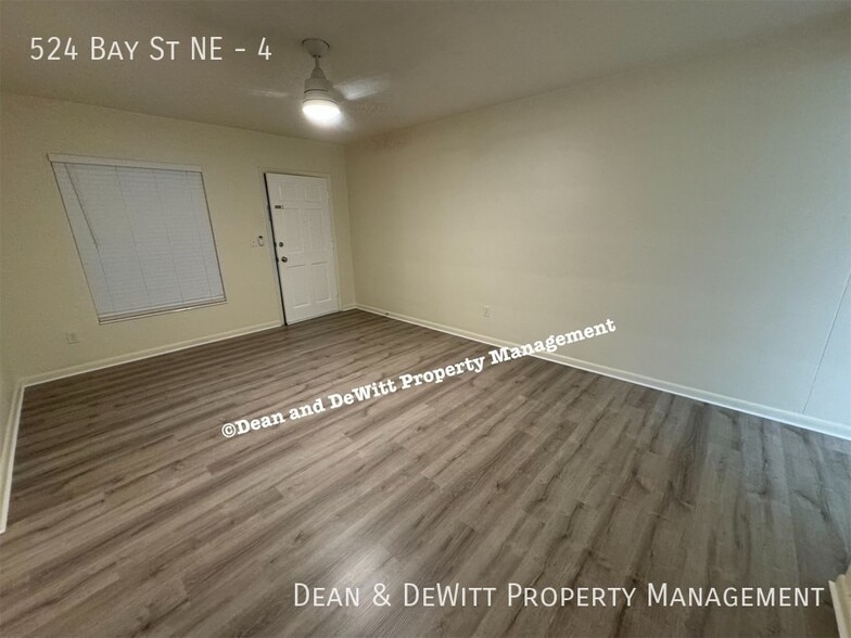 Building Photo - 2 Bed/1 Bath - Unit 4