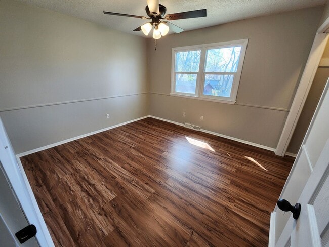 Building Photo - Spacious 3-Bedroom, 1.5-Bathroom Home AVAI...