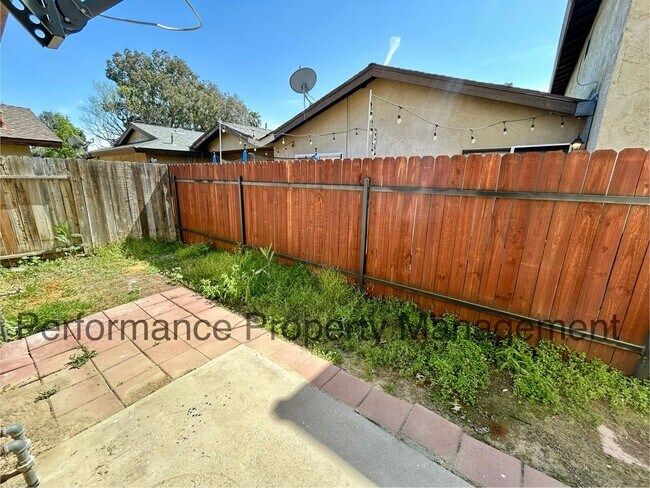 Building Photo - 1001 Nimrod Ct