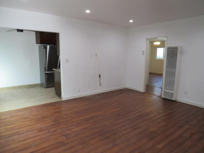 Building Photo - 955 Hyperion Ave