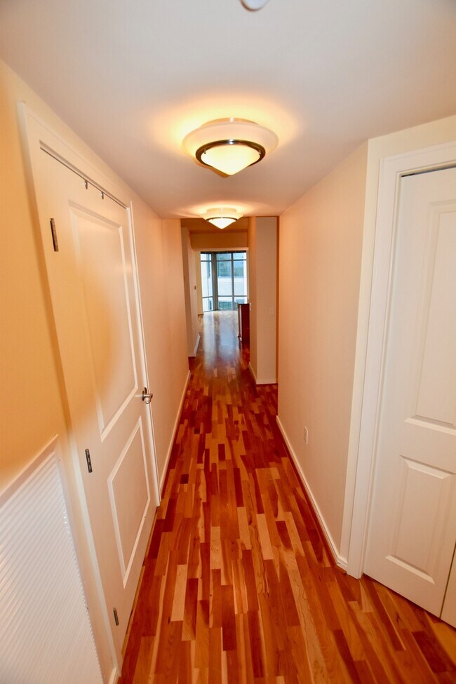 Building Photo - Beautiful Downtown 2 Bedroom Condo - Spaci...