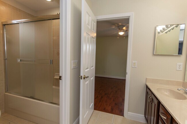 Building Photo - BEAUTIFUL 5 Bedroom/4 Bath Home Located in...