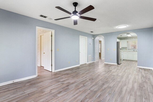 Building Photo - 2 Bedroom 2 Bathroom Gated Community
