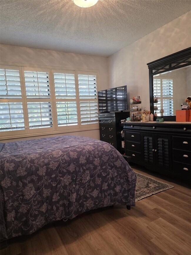 Building Photo - 15529 Miami Lakeway N