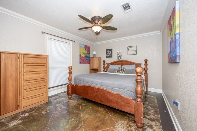 Building Photo - 3 Bedroom 2 Bath Back Bay Luxury Rental Home