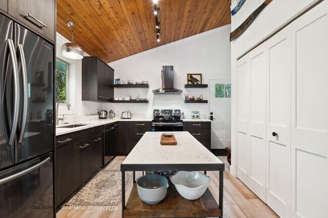 Building Photo - 2 bedroom, 1 bath house with Whitefish Lak...