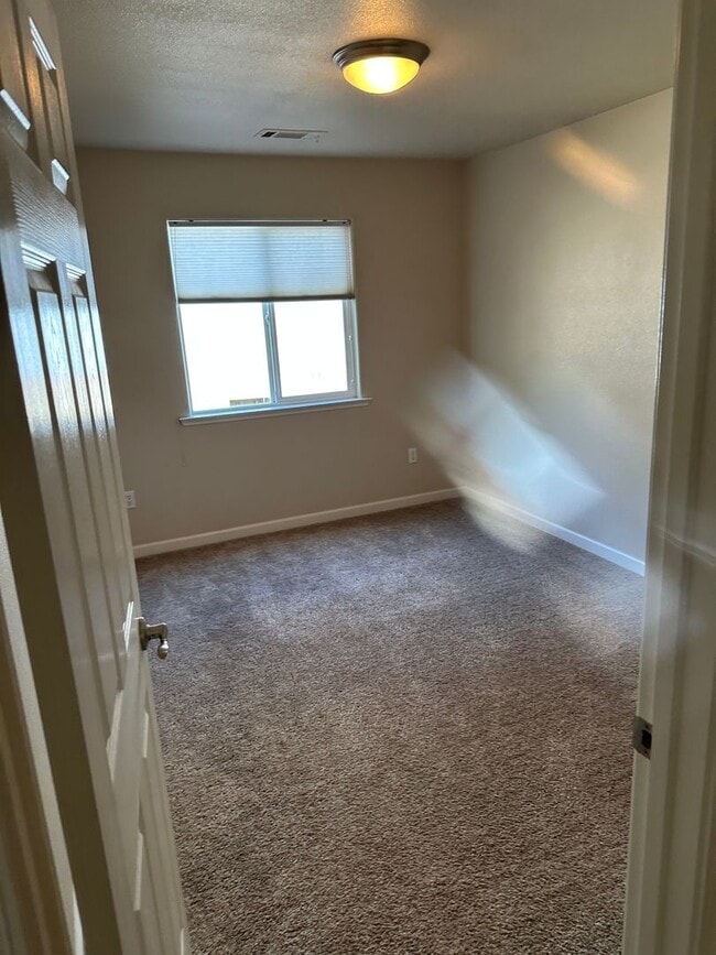 Building Photo - Sunny 3 Bedroom, 2 full bath w/Solar and B...