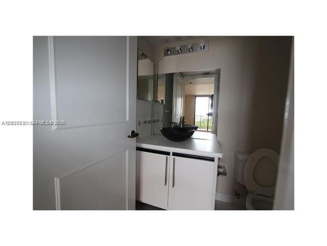 Building Photo - 540 Brickell Key Dr