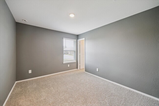 Building Photo - 24725 Mountain Tree Dr