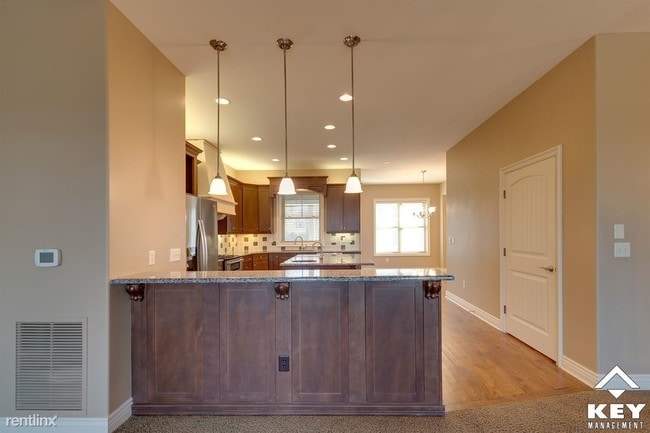 Building Photo - 2 br, 3.5 bath Townhome - 136 N Rutan St