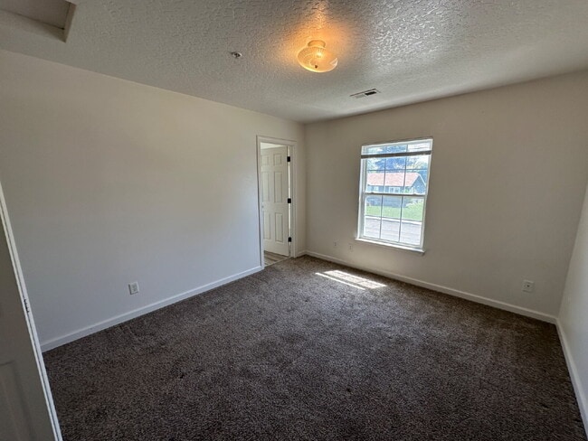 Building Photo - Upper Level 2 Bedroom 1 Bath Apartment