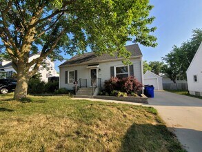 Building Photo - Great NE location 3 bedroom 1 bath, 1 stal...