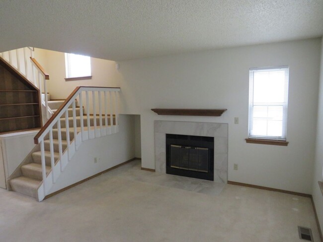 Building Photo - Great 2 Story Townhouse in the Briargate Area