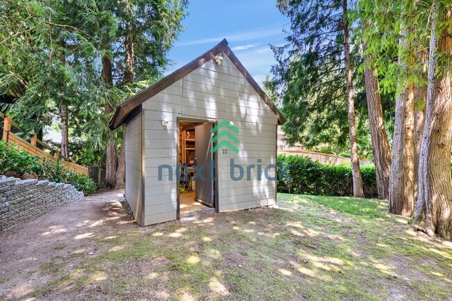 Building Photo - Expansive 4-Bedroom Sammamish Residence w/ Private Guest Suite & Included internet and landscaping.