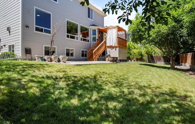 Building Photo - Huge room in a large shared home, private ...