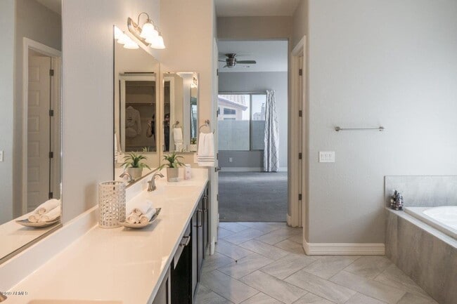 Building Photo - Gorgeous 4 Bed + den Single Level Home in gated community in North Peoria with RV Gate / BBQ!!