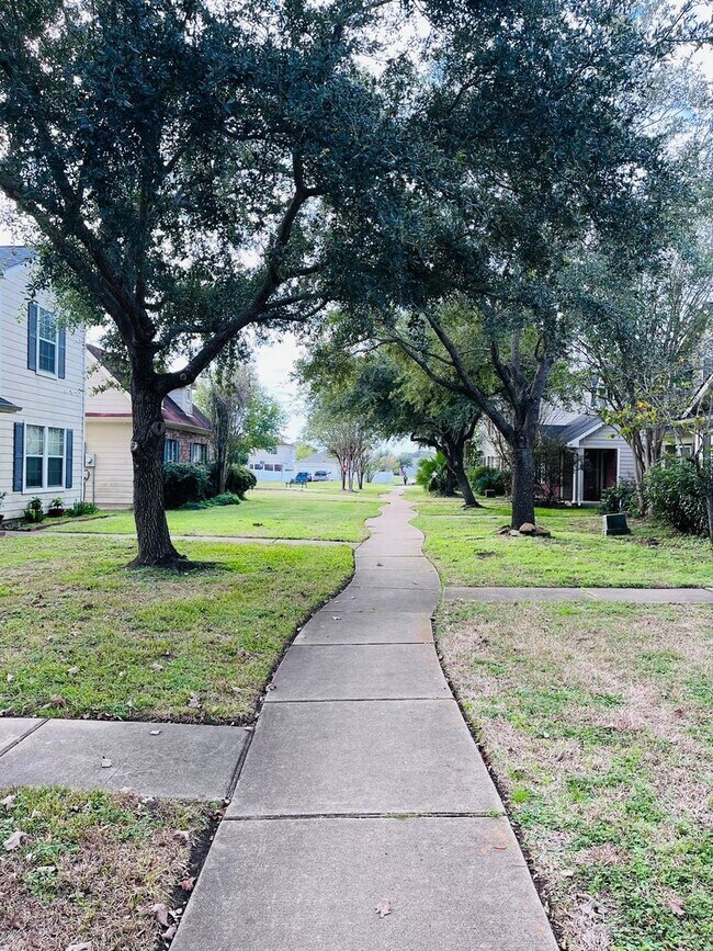 Building Photo - Beautiful House in family friendly community
