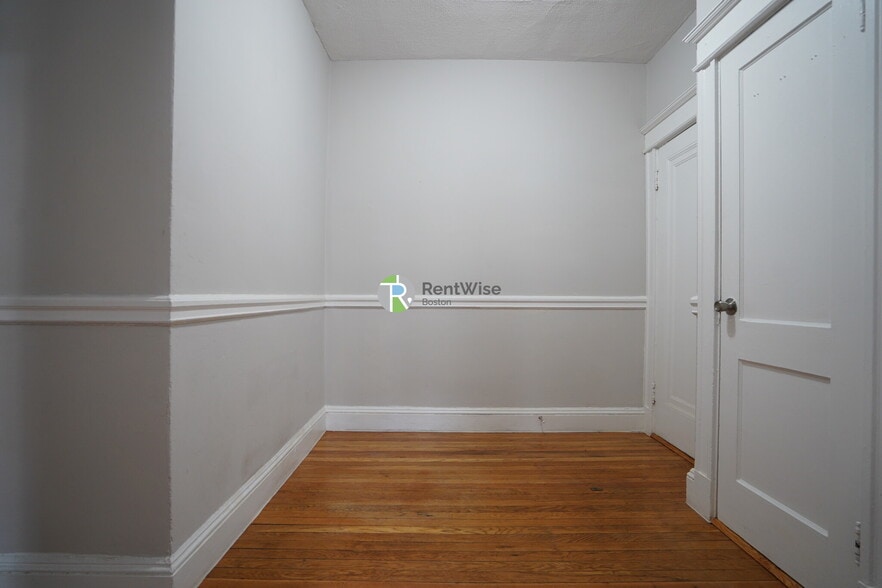 Building Photo - 221 Kelton St