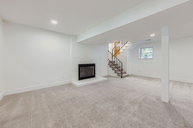 Building Photo - Recently Remodeled 4BD, 3BA Louisville Home