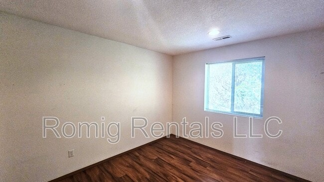 Building Photo - 3608 NE 81st Cir