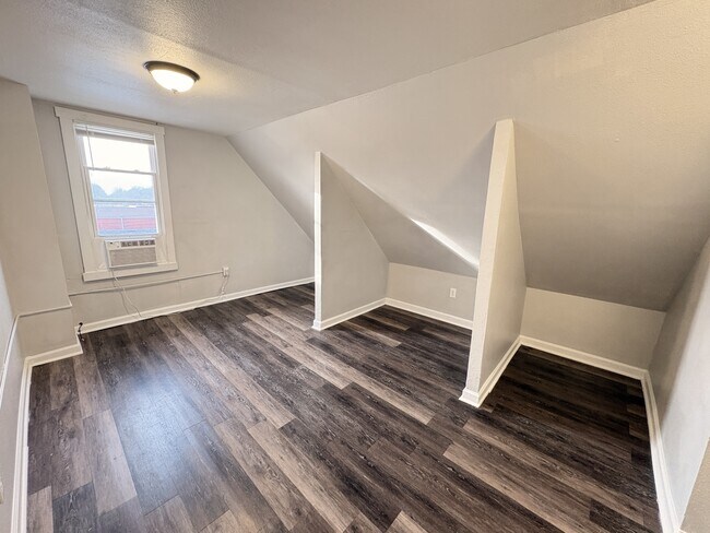 Building Photo - 109 S 13th St