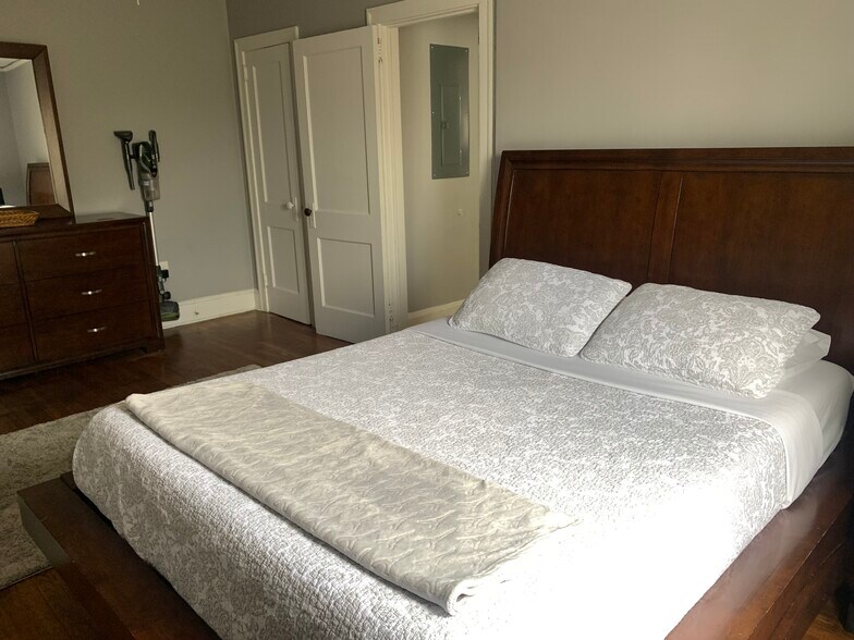 Queen bed-cooling memory foam mattress, work space, blackout curtains - 1411 Winburn Dr