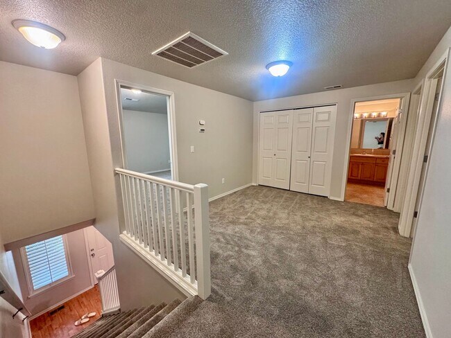Building Photo - EZ living, Private Townhome setting Central Vancouver