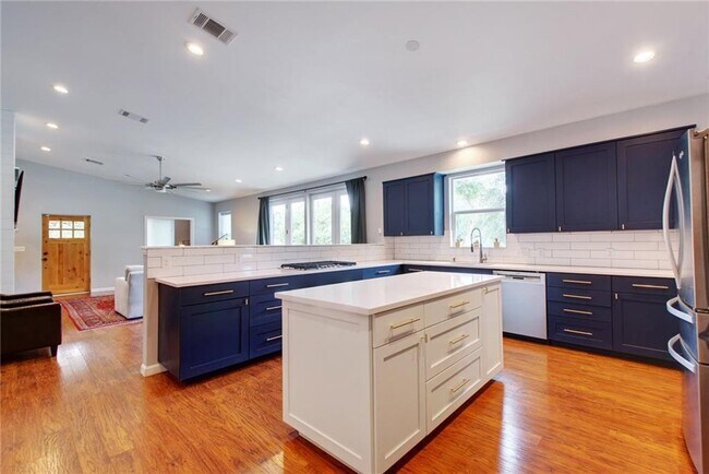 Building Photo - 2604 N Shields Dr