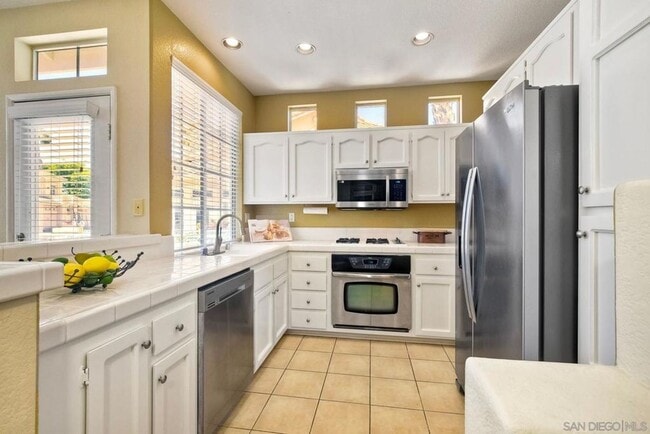 Building Photo - Beautiful 2 Bed, 2 Bath Sabre Springs Townhome with 1 Car Garage