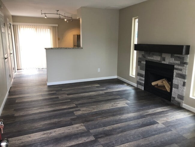 Building Photo - Spacious 2-Bed, 2-Bath Fourplex Unit in Prime Location!