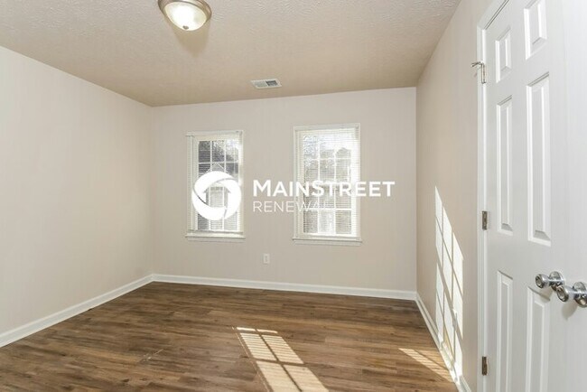 Building Photo - 4 Bedroom Pet-Friendly Home in JONESBORO, GA with Main Street Renewal