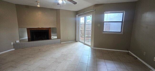 Building Photo - 411 Shadow Oaks Dr