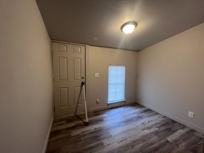 Building Photo - Adorable 1 bedroom Studio duplex
