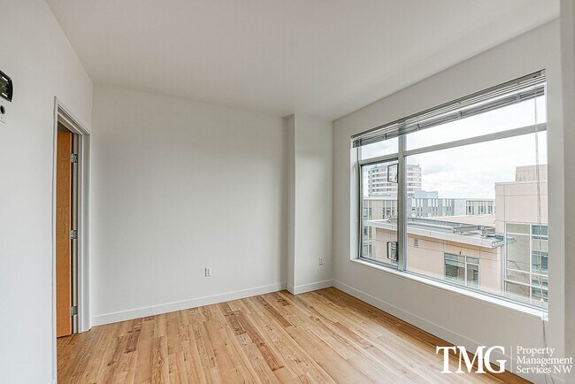 Building Photo - Top-Floor 2BD/2BA Condo w/ Stunning Park Views & Utilities Included