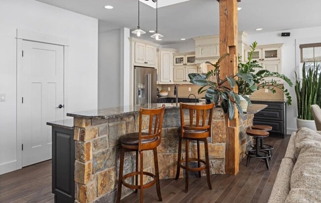 Building Photo - Stunning luxury rental!