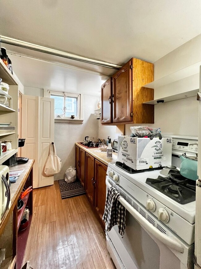 Building Photo - Cozy 1-Bedroom Basement Apartment blocks f...