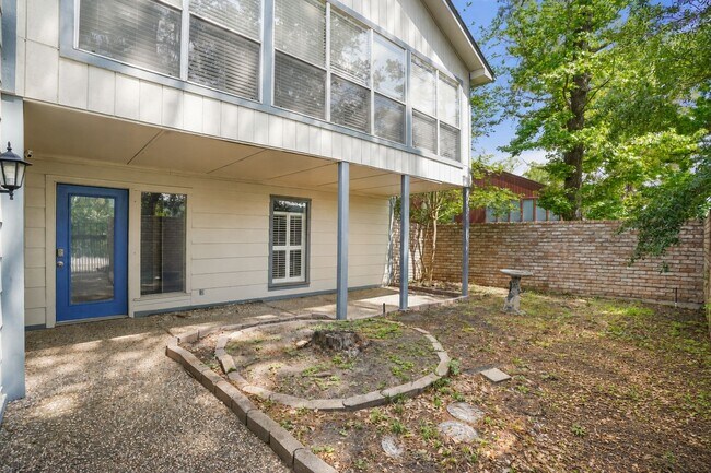 Building Photo - 9 Lakeview Manor