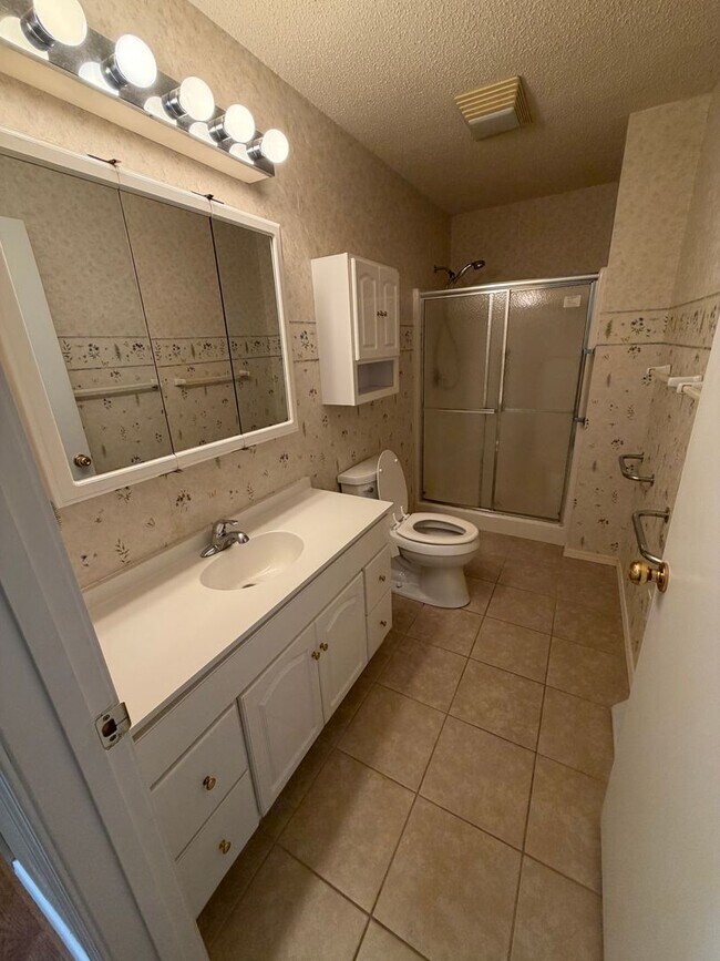 Building Photo - 3 Bedroom | 1 Bathroom | 2 Car Garage | Springfield MO!