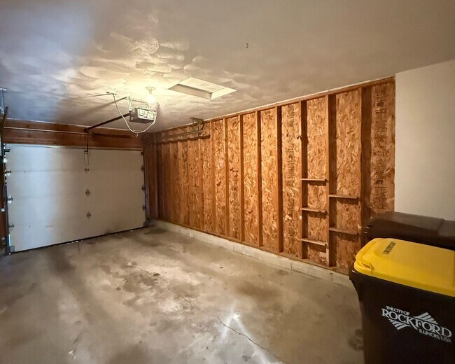 Building Photo - 372 Amphitheater Dr