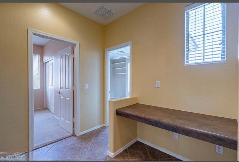 Building Photo - 201 W. Roadrunner Dr.