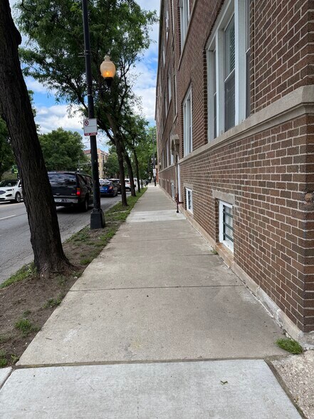 Building Photo - 5866 N Ridge Ave