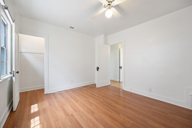 Building Photo - 1712 1/2 W 39th St, REAR