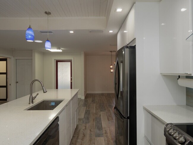 Building Photo - 3525 Riviera Dr