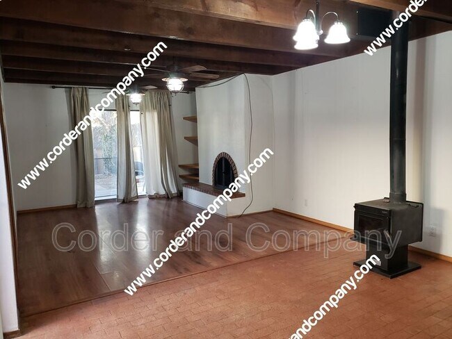 Building Photo - 821 Live Oak Rd NE