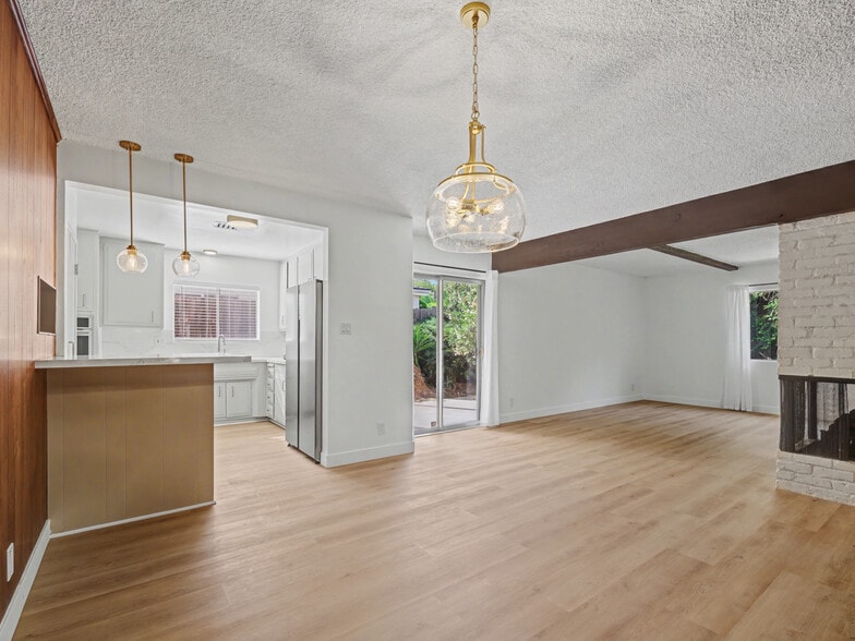 Building Photo - 4413 Canoga Dr