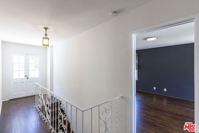Building Photo - 2547 Canyon Dr